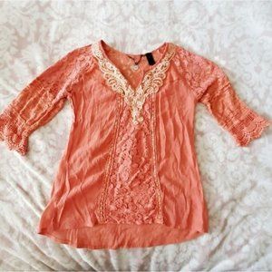 BKE boutique sz Small lace bohemian embroidery top